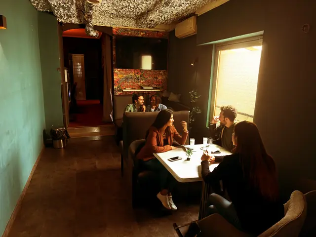 Chill-Ecke mit Sitzbank & Graffiti-Wand
