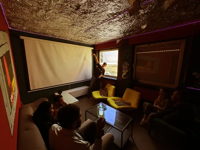 Großbildleinwand & Gaming-Lounge